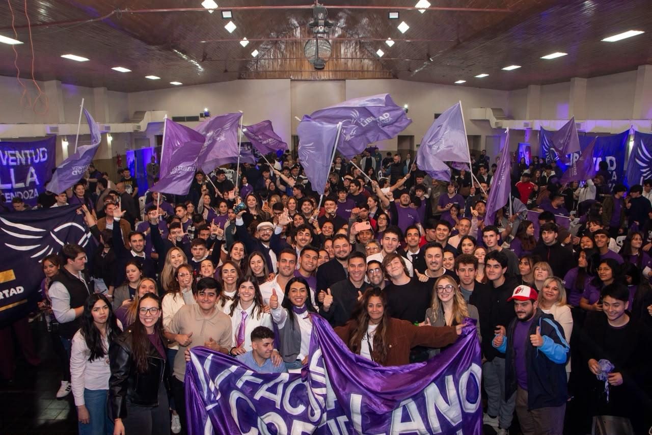 Plenario de la Juventud LLA Mendoza con banderas violetas
