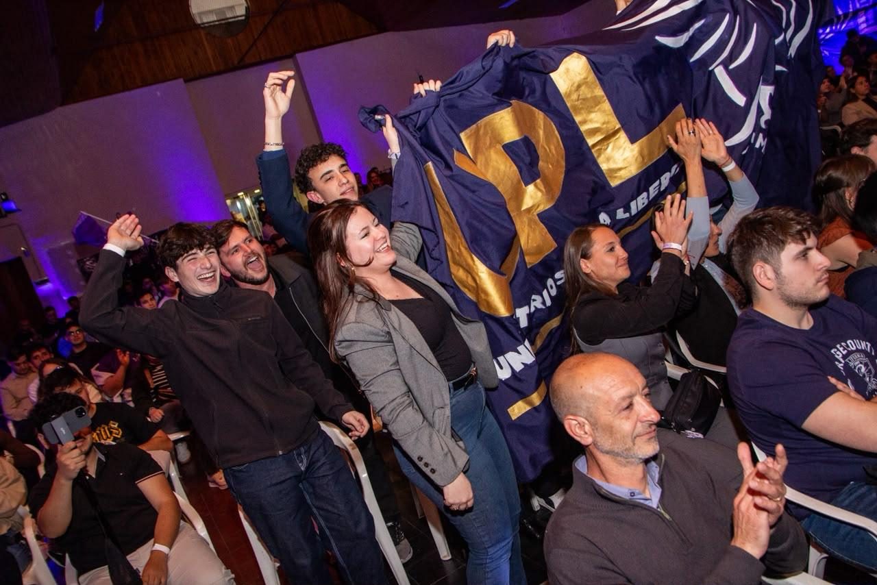 Estudiantes de UPL levantando la bandera