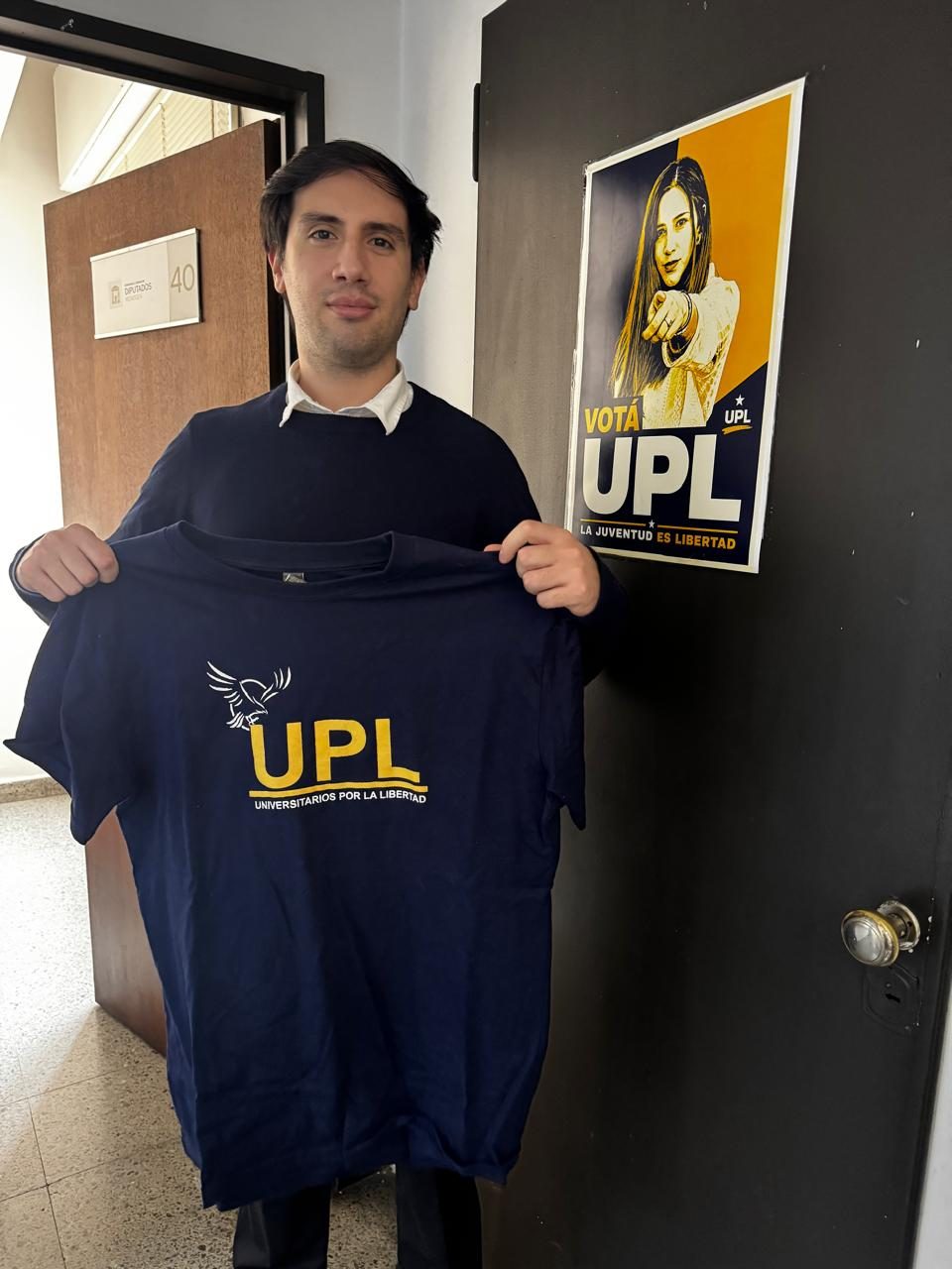 Militante de UPL con la remera de la agrupación