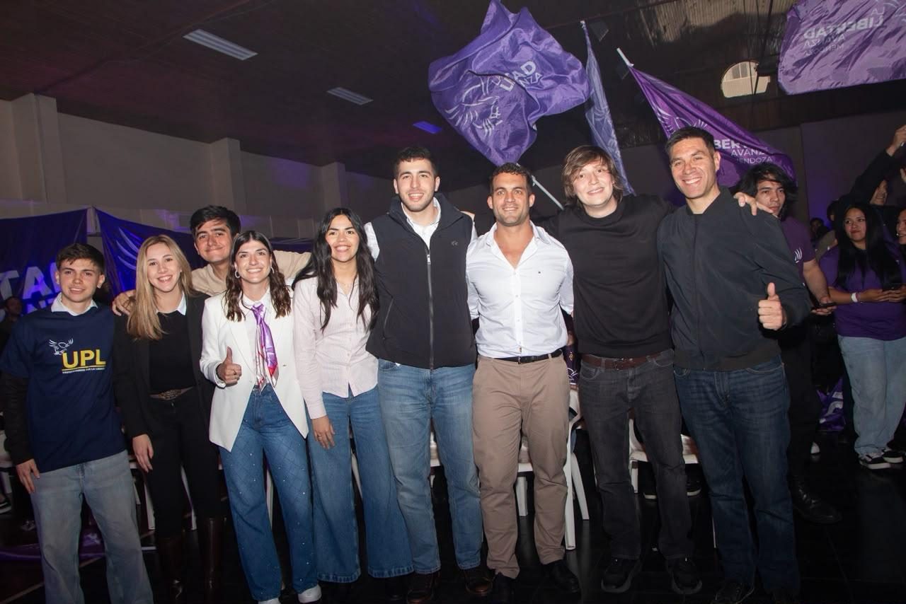 Foto grupal en el Congreso de Juventud con banderas violetas